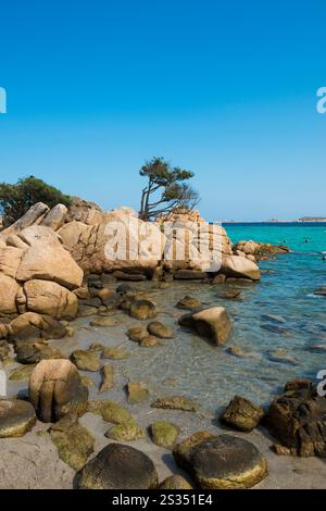 Malerischer Strand mit Granitfelsen, Spiaggia Di Capriccioli, Costa Smeralda, Sardinien, Italien Stockfoto