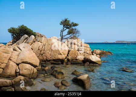 Malerischer Strand mit Granitfelsen, Spiaggia Di Capriccioli, Costa Smeralda, Sardinien, Italien Stockfoto