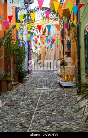 Dekorierte Gasse und farbenfrohe Häuser, fest der Madonna von Regnos Altos, Bosa, Oristano Viertel, Sardinien, Italien Stockfoto