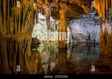 Riesige Stalaktiten und unterirdischer See, Grotta di Nettuno Tropfsteinhöhle, Neptun's Grotto, Capo Caccia, in der Nähe von Alghero, Sardinien, Italien Stockfoto