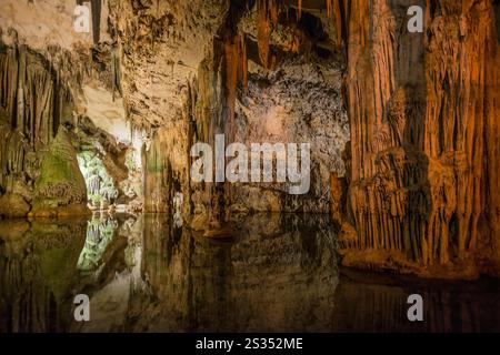 Riesige Stalaktiten und unterirdischer See, Grotta di Nettuno Tropfsteinhöhle, Neptun's Grotto, Capo Caccia, in der Nähe von Alghero, Sardinien, Italien Stockfoto