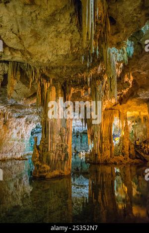 Riesige Stalaktiten und unterirdischer See, Grotta di Nettuno Tropfsteinhöhle, Neptun's Grotto, Capo Caccia, in der Nähe von Alghero, Sardinien, Italien Stockfoto