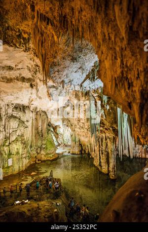 Riesige Stalaktiten und unterirdischer See, Grotta di Nettuno Tropfsteinhöhle, Neptun's Grotto, Capo Caccia, in der Nähe von Alghero, Sardinien, Italien Stockfoto
