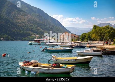 Kleiner Hafen und Boote in der Bucht von Kotor, Stadt in Montenegro, Promenade, Adria, Meer, Küste, Adriaküste, Montenegro Stockfoto