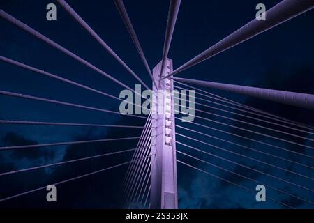 Wahrzeichen Millennium Bridge Podgorica bei Nacht, Hauptstadt von Montenegro, Kabelbrücke über den Moraca Fluss, Montenegro Stockfoto