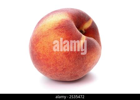 Weiße Pfirsichfrucht mit Blatt isoliert auf weißem Hintergrund, frische reife Früchte Stockfoto