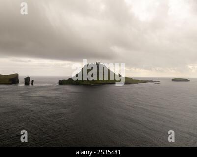Färöer Inseln Vagar, Luftaufnahme der Insel Tindholmur im Nordatlantik. Färöer, Dänemark, Europa. Stockfoto