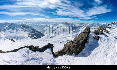 Berglandschaft Montafon im Winter, Schneelandschaft, Winterlandschaft, Berggipfel, Alpen, Skigebiet, Montafon, Österreich, Panorama Stockfoto