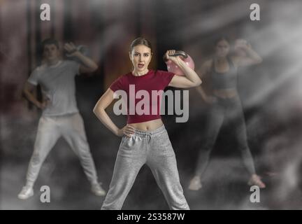 Frau, die mit einer Kettlebell trainiert Stockfoto