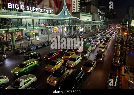Bangkok, Thailand - 22. März 2023: Fahrer stecken in einem langen Stau in der Nähe des Einkaufszentrums CentralWorld im geschäftigen Viertel Siam fest. Stockfoto
