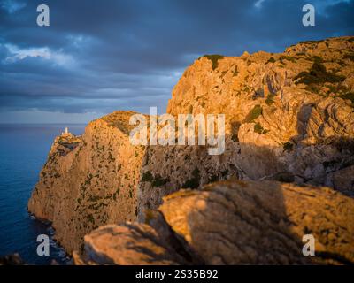Blick auf den Leuchtturm am Cap Formentor bei Sonnenuntergang, Halbinsel Formentor, Serra de Tramuntana, Mallorca, Balearen, Mittelmeer, Spanien Stockfoto