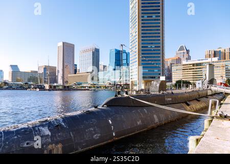 World Trade Center und historische Schiffe mit U-Boot USS Torsk im Inner Harbor in Baltimore, Maryland, USA Stockfoto