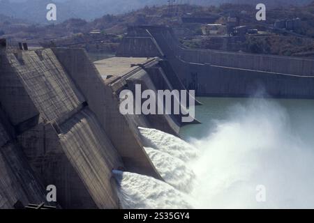 Die Baustelle des Sardar-Sarovar-Staudamms am Narmada-Fluss in der Nähe der Stadt Kavadiya in der Provinz Gujarat in Indien. Indien, Gujarat, Indien Stockfoto