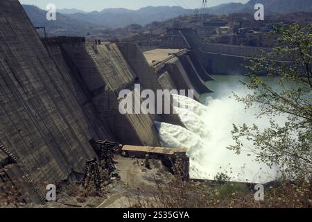 Die Baustelle des Sardar-Sarovar-Staudamms am Narmada-Fluss in der Nähe der Stadt Kavadiya in der Provinz Gujarat in Indien. Indien, Gujarat, Indien Stockfoto