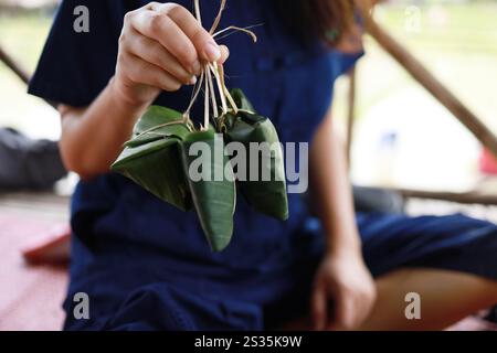 Asiatische Bauernfrau, die traditionelle thailändische Küche hält Stockfoto