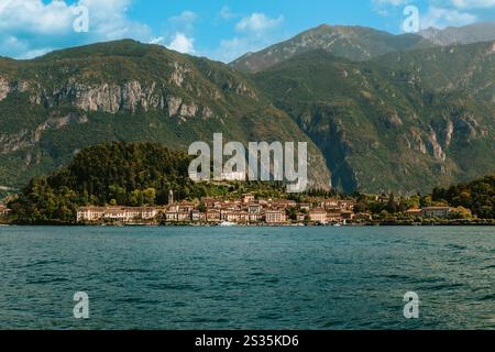 Atemberaubender Panoramablick auf Bellagio, ein bezauberndes Dorf am Ufer des Comer Sees, mit üppigem Grün, traditioneller Architektur, in der Lombardei Stockfoto