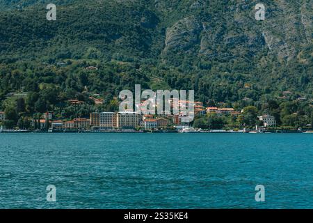 Der Comer See spiegelt die farbenfrohen Häuser von Bellagio wider, einem charmanten Dorf zwischen grünen Bergen in der Lombardei, Italien Stockfoto