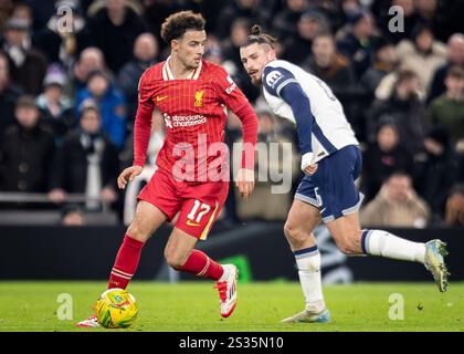 London, Großbritannien. Januar 2025. Tottenham Hotspur-Verteidiger Radu Drăgușin (6), Liverpool-Mittelfeldspieler Curtis Jones (17) während des Carabao Cup-Spiels im Tottenham Hotspur Stadium, London. Der Bildnachweis sollte lauten: Ian Stephen/Sportimage Credit: Sportimage Ltd/Alamy Live News Stockfoto