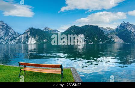 Holzbank in der Nähe von Traunsee Sommer See (Traunkirchen, Österreich). Stockfoto