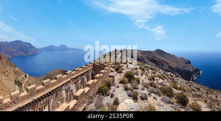 Castillitos Bateria auf Tinoso Kap und Blick aufs Meer (Cartagena, Spanien). Zwischen 1933 und 1936 eingebaut. Stockfoto