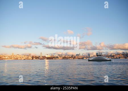 türkei istanbul 13 juni 2024, Ein ruhiger Blick auf die Küste in der Abenddämmerung mit einer Yacht auf ruhigen, ruhigen Gewässern Stockfoto