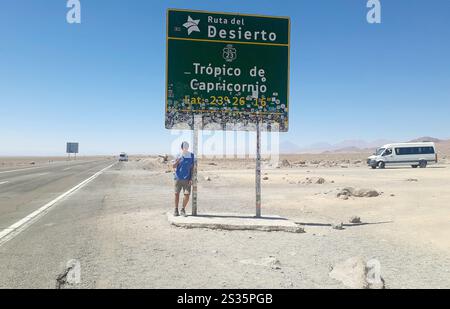 San Pedro de Atacama, Chile, 15. Dezember 2024. Touristen auf der Route 23, die durch den Tropen des steinbocks in der Atacamawüste führt. Stockfoto