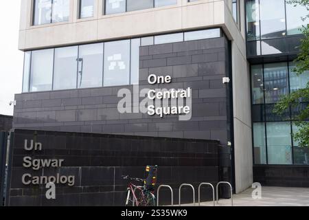 Cardiff Wales - 7. August 2024; moderne Geschäftsarchitektur mit Glasvorhängen an der Straße. Stockfoto