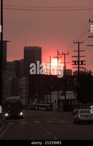 Unheimliche rote Sonne über den Straßen in der Nähe der Innenstadt von Los Angeles als Folge des Waldbrandausbruchs im Januar 2025 Stockfoto