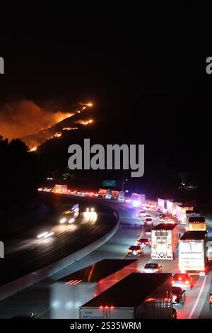 Der Verkehr nähert sich dem Hurst-Brand in Sylmar während der Feuer in Los Angeles im Januar 2025 Stockfoto