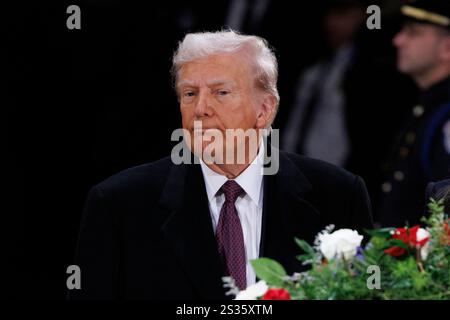 Washington, Usa. Januar 2025. Der designierte Präsident Donald Trump zollt dem verstorbenen Präsidenten Jimmy Carter seinen Respekt, als er am Mittwoch, den 8. Januar 2025, in der Rotunde des Kapitolgebäudes in Washington D.C. liegt. Trump ist auf dem Berg, um sich mit den Republikanern des Senats zu treffen, um seine Agenda zu skizzieren, und zwar weniger als zwei Wochen bis zu seinem zweiten Amtsantritt. (Foto: Aaron Schwartz/SIPA USA) Credit: SIPA USA/Alamy Live News Stockfoto