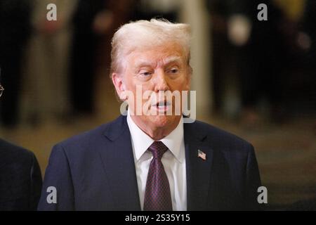 Washington, Usa. Januar 2025. Der designierte Präsident Donald Trump hält eine Rede nach einem Treffen mit den Republikanern des Senats im Ohio Clock Corridor des Capitol Building in Washington DC am Mittwoch, den 8. Januar 2025. (Foto: Aaron Schwartz/SIPA USA) Credit: SIPA USA/Alamy Live News Stockfoto