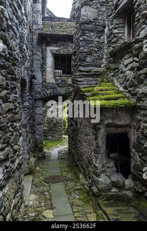 Typische Tessiner Steinhäuser in einer engen Gasse im Bergdorf Bordei, Centovalli, Kanton Tessin, Schweiz, Europa Stockfoto