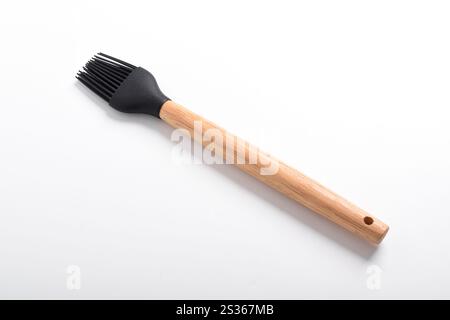 Küchensilikonbürste isoliert auf weißem Hintergrund. Kochbürste zum Auftragen von Öl auf Lebensmittel. Küchenutensilien und -Utensilien. Stockfoto