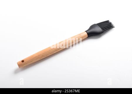 Küchensilikonbürste isoliert auf weißem Hintergrund. Kochbürste zum Auftragen von Öl auf Lebensmittel. Küchenutensilien und -Utensilien. Stockfoto