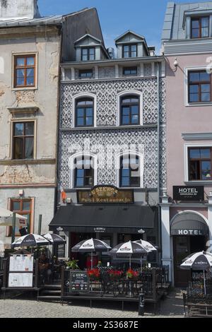 Gemütliches Restaurant in einem historischen Gebäude mit dekorativer Fassade und Sonnenschirmen im Stadtzentrum, Huas in der Grodzka Straße, Lublin, Polen, Europa Stockfoto