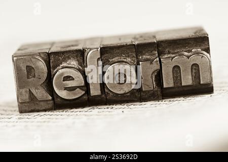 Das Wort Reform steht in Leitbuchstaben. Symbolisches Foto für schnelle Korrespondenz Österreich Stockfoto