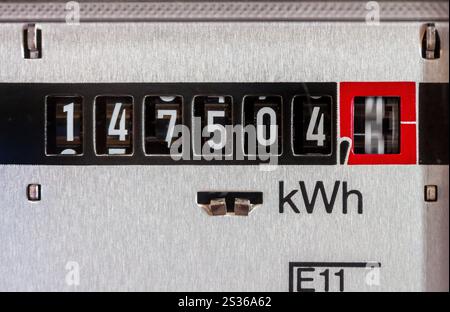 Ein Stromzähler misst den verbrauchten Strom. Symbolfoto für Strompreise und Stromeinsparung Österreich Stockfoto