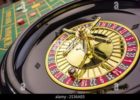 Der Zylinder eines Roulette-Glücksspiels in einem Casino. Gewinnen und Verlieren wird durch Zufall entschieden Stockfoto