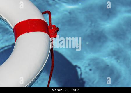 Ein Rettungsreifen schwimmt in einem Pool. Symbolisches Foto für Rettung und Krisenmanagement während der Finanz- und Bankenkrise. Österreich Stockfoto