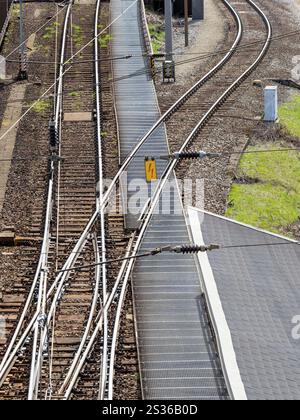 Schalten Sie die Schienen einer Eisenbahn ein. Symbolisches Foto für Entscheidung, Trennung und Gemeinschaft Stockfoto