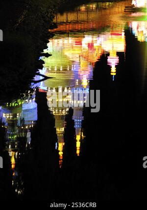 Farbenfroher, herrlicher Palast, der bei Nacht im Wasser reflektiert. Chinese Lantern Festival in Toronto. Ontario Place, Toronto, Ontario, Kanada. Stockfoto