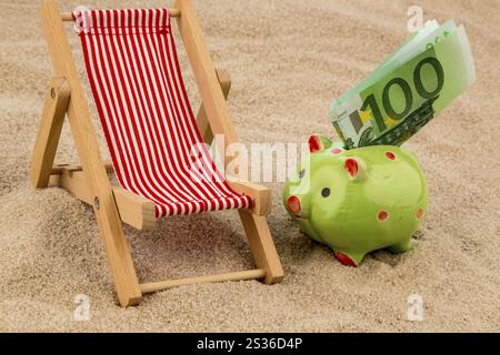 Liegestuhl mit Euro-Währung am Sandstrand. Symbol Foto für Kosten für Reise, Urlaub, Urlaub Österreich Stockfoto