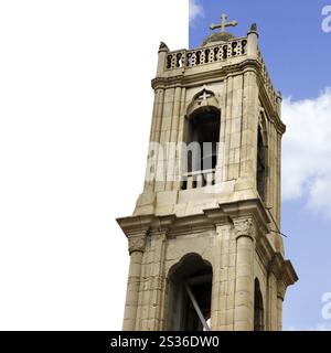 Agios Antonios orthodoxer Kirchturm in Limassol, Zypern isoliert mit Abschneideweg Stockfoto