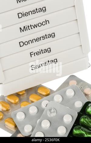 Tablettenspender und Tabletten, Symbolfoto zur Therapie, Verschreibung, Dosierung Österreich Stockfoto