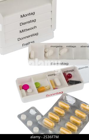 Tablettenspender und Tabletten, Symbolfoto zur Therapie, Verschreibung, Dosierung Österreich Stockfoto