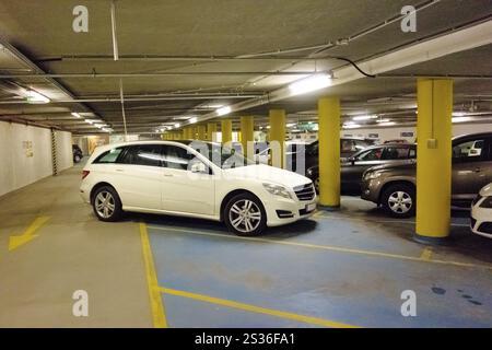 Ein Auto war schlecht geparkt und behinderte den Verkehr in einem Parkhaus. Österreich Stockfoto