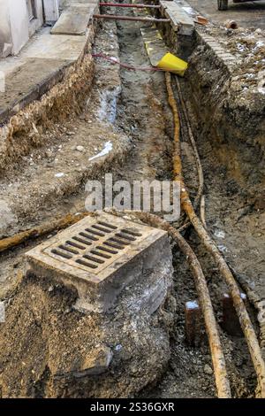 Veraltete Leitungen für Gas, Wasser und Abwasser werden renoviert. Österreich Stockfoto