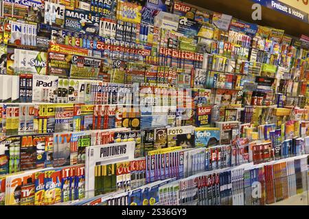 Viele Zeitschriften in einem Kiosk, symbolisches Foto für Meinungsvielfalt und Pressefreiheit Stockfoto