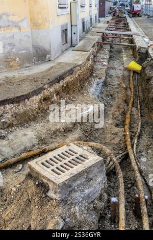 Veraltete Leitungen für Gas, Wasser und Abwasser werden renoviert. Österreich Stockfoto