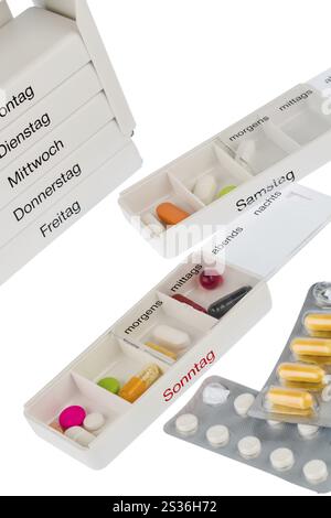 Tablettenspender und Tabletten, Symbolfoto zur Therapie, Verschreibung, Dosierung Österreich Stockfoto